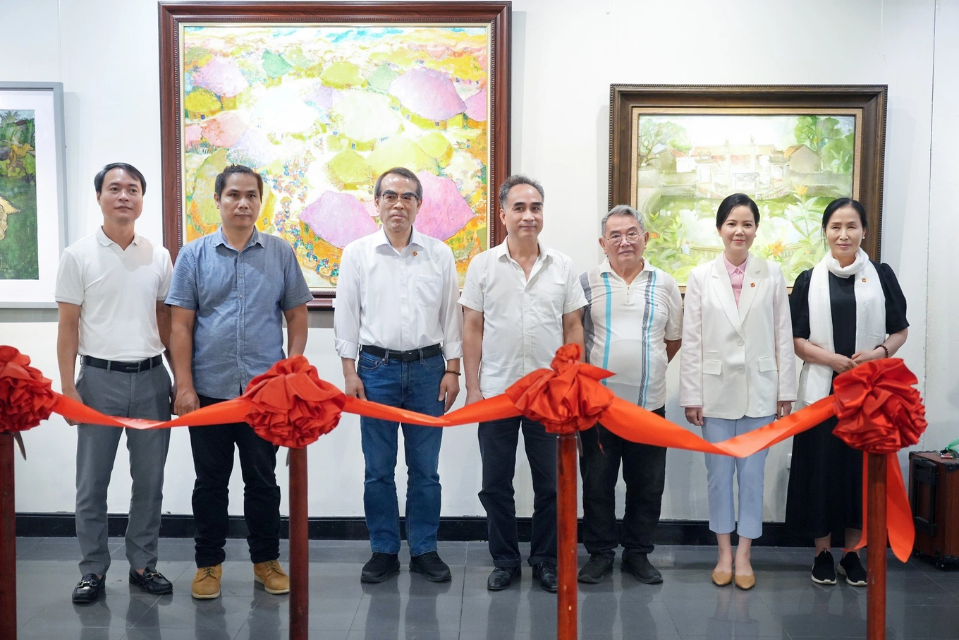 Họa sĩ Trần Quang Thái (thứ hai từ trái sang); GS.TS Dam Won Kim Chang Bae (thứ 3 từ trái sang) cùng các khách mời tham dự triển lãm.