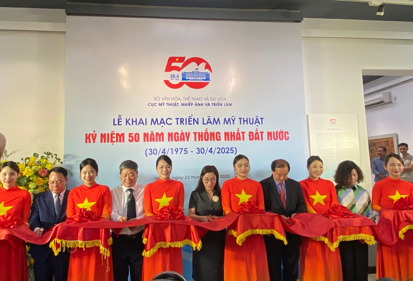 Khai mạc triển lãm mỹ thuật kỷ niệm 50 năm Ngày thống nhất đất nước (Ảnh: Lê Phương Anh).